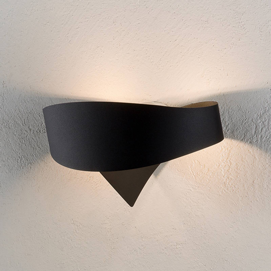 Musta designer-seinävalaisin Scudo