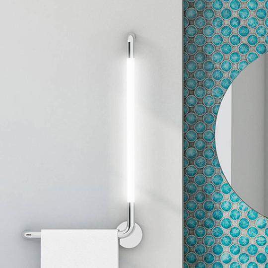 Kylpyhuoneen LED-seinälamppu Tubus, oikea