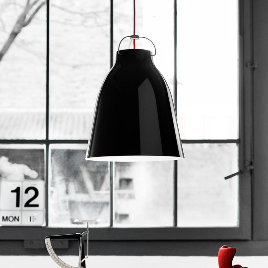 FRITZ HANSEN Caravaggio P3, kiiltomusta