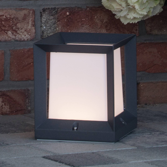 Kulmikas LED-pollarivalaisin Kubus